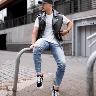 Quale jeans aderenti indossare con sneakers basse nere per un uomo di 20 anni: Per un outfit della massima comodità, coniuga un gilet in pelle nero con jeans aderenti. Un paio di sneakers basse nere si abbina alla perfezione a una grande varietà di outfit.