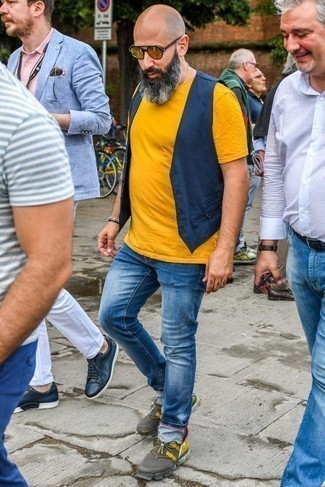 Quale gilet indossare con jeans blu per un uomo di 40 anni: Punta su un gilet e jeans blu come un vero gentiluomo. Per distinguerti dagli altri, opta per un paio di scarpe sportive multicolori.
