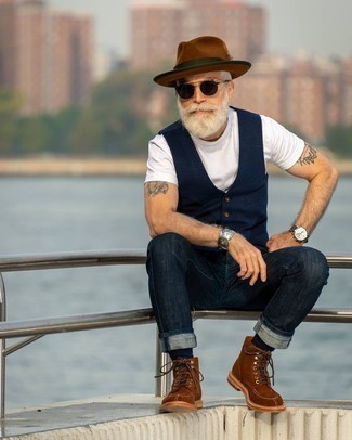 Come indossare e abbinare un gilet con stivali casual per un uomo di 50 anni: Mostra il tuo stile in un gilet con jeans blu scuro per essere sofisticato e di classe. Per distinguerti dagli altri, mettiti un paio di stivali casual.