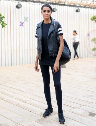 Look alla moda per donna: Gilet in pelle nero, T-shirt girocollo nera e bianca, Leggings neri, Scarpe sportive nere