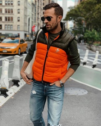 Come indossare e abbinare una giacca arancione in modo rilassato: Per un outfit della massima comodità, coniuga una giacca arancione con jeans strappati blu.