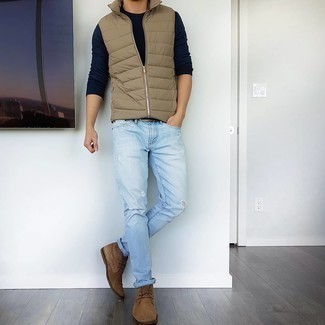 Quale jeans indossare con chukka marroni in primavera 2025 in modo rilassato: Abbina un gilet trapuntato marrone chiaro con jeans per un look perfetto per il weekend. Mettiti un paio di chukka marroni per un tocco virile. È eccellente idea per la primavera!