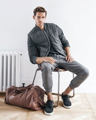 Quale sneakers basse indossare con pantaloni sportivi grigi: Vestiti con un gilet di lana grigio e pantaloni sportivi grigi per vestirti casual. Un paio di sneakers basse si abbina alla perfezione a una grande varietà di outfit.