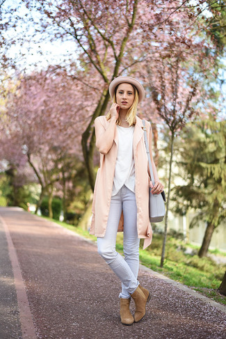 Look alla moda per donna: Gilet rosa, Top senza maniche bianco, Jeans aderenti grigi, Stivali chelsea in pelle scamosciata marrone chiaro
