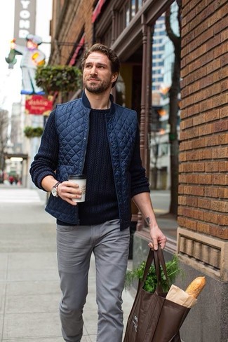 Quale maglione a trecce indossare con jeans grigi quando fa caldo: Questa combinazione di un maglione a trecce e jeans grigi è perfetta per il tempo libero.