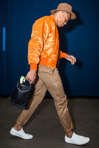 Come indossare e abbinare una giacca arancione per un uomo di 20 anni: Opta per una giacca arancione e chino marroni per un look spensierato e alla moda. Scegli uno stile casual per le calzature con un paio di sneakers basse in pelle bianche.