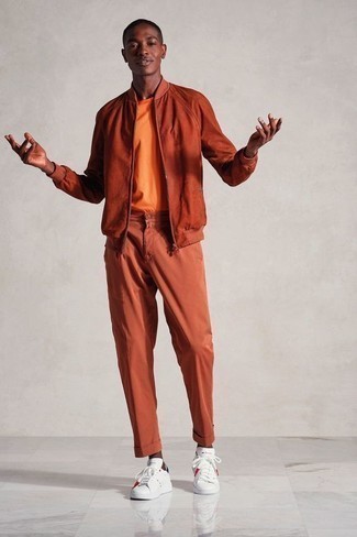 Quale sneakers basse indossare con chino arancioni per un uomo di 20 anni: Scegli un outfit composto da un giubbotto bomber arancione e chino arancioni per un look trendy e alla mano. Per un look più rilassato, indossa un paio di sneakers basse.