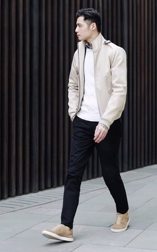 Quale chino indossare con un maglione girocollo bianco per un uomo di 30 anni: Prova ad abbinare un maglione girocollo bianco con chino per un look spensierato e alla moda. Scegli uno stile casual per le calzature con un paio di sneakers basse di tela marrone chiaro.