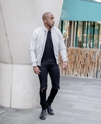 Quale jeans aderenti indossare con una t-shirt girocollo nera: Vestiti con una t-shirt girocollo nera e jeans aderenti per una sensazione di semplicità e spensieratezza. Un bel paio di stivali chelsea in pelle neri è un modo semplice di impreziosire il tuo look.