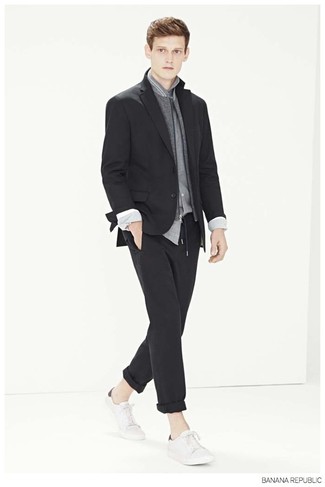 Come indossare e abbinare un blazer nero con sneakers bianche quando fa caldo: Potresti combinare un blazer nero con chino neri, perfetto per il lavoro. Opta per un paio di sneakers bianche per un tocco più rilassato.
