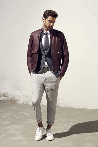 Look alla moda per uomo: Giubbotto bomber in pelle marrone scuro, Blazer grigio scuro, Camicia elegante bianca, Pantaloni cargo grigi