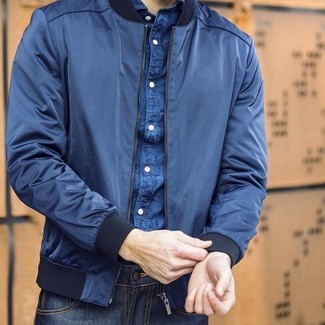 Come indossare e abbinare una camicia di jeans blu scuro quando fa caldo in modo casual: Punta su una camicia di jeans blu scuro e jeans blu scuro per un look raffinato per il tempo libero.