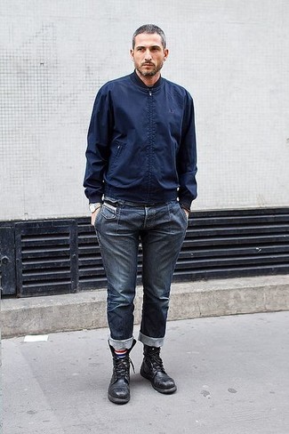 Look alla moda per uomo: Giubbotto bomber blu scuro, Jeans blu scuro, Stivali casual in pelle neri