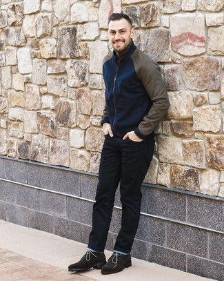 Quale chukka indossare con jeans neri per un uomo di 30 anni in modo casual: Scegli un outfit composto da un giubbotto bomber blu scuro e jeans neri per un look spensierato e alla moda. Chukka sono una validissima scelta per completare il look.