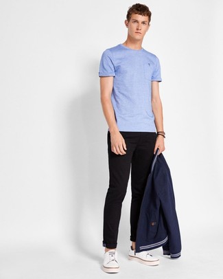 Look alla moda per uomo: Giubbotto bomber blu scuro, T-shirt girocollo azzurra, Chino neri, Sneakers basse in pelle bianche