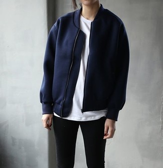 Come indossare e abbinare una giacca blu in primavera 2025: Punta su una giacca blu e jeans aderenti neri per creare un look raffinato e glamour. Ideale per questa stagione primaverile, ovviamente!