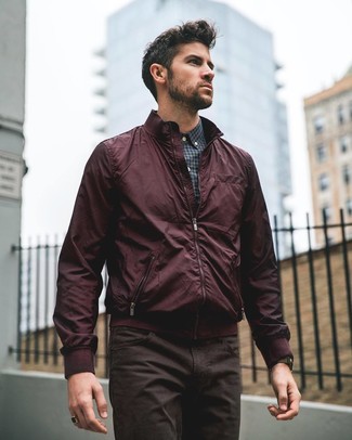Come indossare e abbinare una camicia elegante grigia: Distinguiti anche negli ambienti più alla moda con una camicia elegante grigia e jeans marrone scuro.