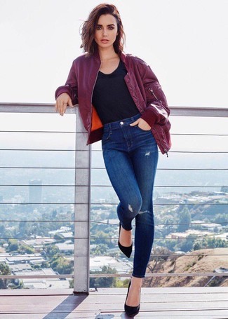 Moda donna anni 20: Potresti combinare un giubbotto bomber bordeaux con jeans aderenti strappati blu per un'atmosfera casual-cool. Décolleté in pelle scamosciata neri sono una gradevolissima scelta per completare il look.