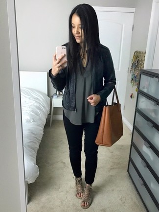 Come indossare e abbinare una camicetta in modo smart-casual: Mostra il tuo stile in una camicetta con jeans aderenti neri per un semplice tocco di eleganza. Sandali con tacco in pelle scamosciata grigi sono una buona scelta per completare il look.