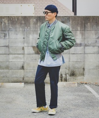 Quale sneakers basse indossare con chino blu in modo casual: Per un outfit quotidiano pieno di carattere e personalità, scegli un giubbotto bomber di raso verde menta e chino blu. Per un look più rilassato, mettiti un paio di sneakers basse.