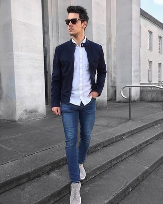 Come indossare e abbinare jeans aderenti blu quando fa caldo: Metti un giubbotto bomber blu scuro e jeans aderenti blu per un look spensierato e alla moda. Sneakers basse in pelle scamosciata beige sono una gradevolissima scelta per completare il look.
