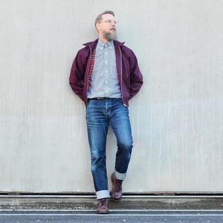 Quale jeans indossare con stivali casual bordeaux: Combina un giubbotto bomber viola con jeans per un look spensierato e alla moda. Scegli uno stile classico per le calzature e scegli un paio di stivali casual bordeaux.
