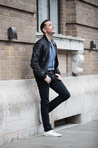 Come indossare e abbinare jeans per un uomo di 40 anni: Potresti indossare un giubbotto bomber in pelle nero e jeans per un look spensierato e alla moda. Sneakers basse di tela bianche sono una validissima scelta per completare il look.