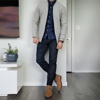 Quale jeans indossare con un giubbotto bomber grigio per un uomo di 30 anni in modo casual: Potresti combinare un giubbotto bomber grigio con jeans per vestirti casual. Chukka in pelle scamosciata marrone chiaro sono una buona scelta per completare il look.