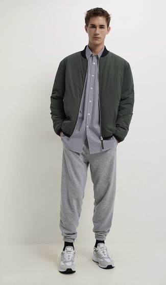 Look alla moda per uomo: Giubbotto bomber verde scuro, Camicia a maniche corte a righe verticali grigia, Pantaloni sportivi grigi, Scarpe sportive grigie