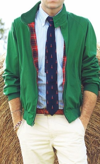 Come indossare e abbinare un giubbotto bomber verde: Scegli un outfit composto da un giubbotto bomber verde e chino beige per un look raffinato per il tempo libero.