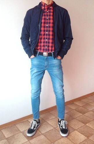 Quale camicia a maniche lunghe indossare con jeans azzurri per un uomo di 20 anni: Metti una camicia a maniche lunghe e jeans azzurri per una sensazione di semplicità e spensieratezza. Completa questo look con un paio di sneakers basse di tela nere e bianche.