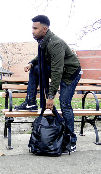 Come indossare e abbinare jeans blu con sneakers alte nere in modo casual: Prova a combinare un giubbotto bomber verde scuro con jeans blu per un outfit comodo ma studiato con cura. Aggiungi un tocco fantasioso indossando un paio di sneakers alte nere.