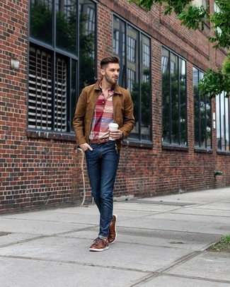 Come indossare e abbinare una giacca marrone per un uomo di 30 anni in modo casual: Metti una giacca marrone e jeans blu scuro per un look semplice, da indossare ogni giorno. Sneakers basse in pelle marroni sono una eccellente scelta per completare il look.