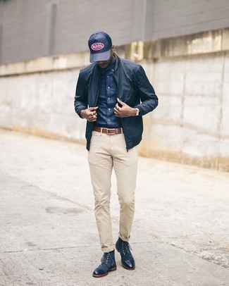 Come indossare e abbinare jeans marrone chiaro per un uomo di 20 anni: Abbina un giubbotto bomber blu scuro con jeans marrone chiaro per un look raffinato per il tempo libero. Scegli uno stile classico per le calzature e calza un paio di stivali casual in pelle scamosciata blu scuro.