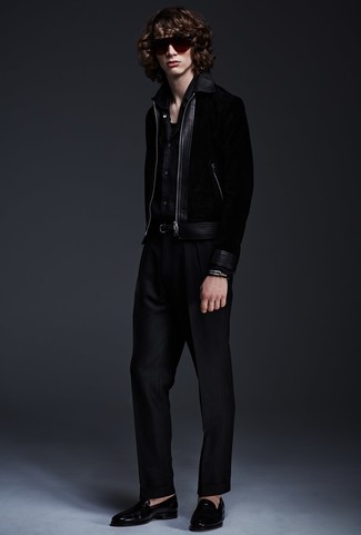 Quale pantaloni eleganti indossare con un giubbotto bomber nero in modo smart-casual: Potresti combinare un giubbotto bomber nero con pantaloni eleganti per un look elegante e alla moda. Questo outfit si abbina perfettamente a un paio di mocassini eleganti in pelle neri.