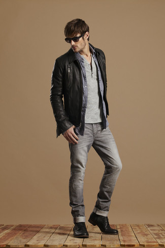 Quale serafino indossare con jeans aderenti grigio scuro per un uomo di 30 anni: Abbina un serafino con jeans aderenti grigio scuro per un'atmosfera casual-cool. Indossa un paio di stivali casual in pelle neri per dare un tocco classico al completo.
