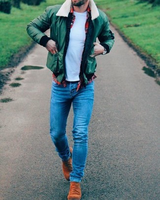 Quale jeans indossare con un giubbotto bomber verde per un uomo di 30 anni: Per un outfit quotidiano pieno di carattere e personalità, metti un giubbotto bomber verde e jeans. Sfodera il gusto per le calzature di lusso e calza un paio di stivali chelsea in pelle scamosciata terracotta.