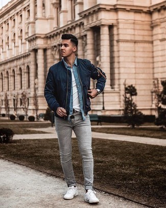Come indossare e abbinare jeans aderenti grigio scuro con sneakers basse bianche: Prova ad abbinare un giubbotto bomber blu scuro con jeans aderenti grigio scuro per un look raffinato per il tempo libero. Sneakers basse bianche sono una validissima scelta per completare il look.