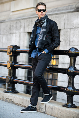 Quale jeans aderenti indossare con una camicia di jeans blu per un uomo di 30 anni in autunno 2024: Per un outfit della massima comodità, opta per una camicia di jeans blu e jeans aderenti. Sfodera il gusto per le calzature di lusso e calza un paio di sneakers senza lacci nere. Un outfit fantastico per essere cool e trendy anche in autunno.