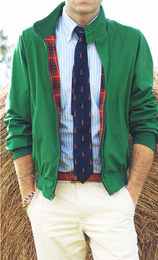 Come indossare e abbinare una cravatta stampata blu scuro per un uomo di 30 anni in primavera 2025: Metti un giubbotto bomber verde e una cravatta stampata blu scuro come un vero gentiluomo. Una buona scelta per essere perfettamente alla moda questa primavera!