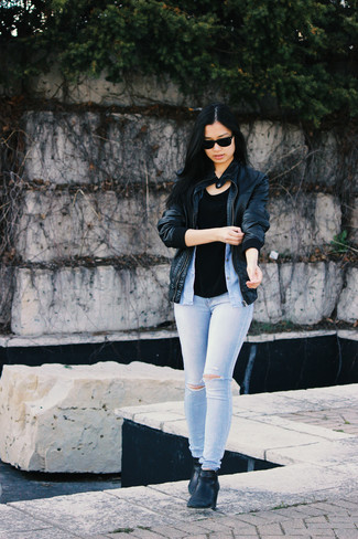 Come indossare e abbinare una canotta nera e bianca: Mostra il tuo stile in una canotta nera e bianca con jeans aderenti strappati azzurri per un look facile da indossare. Rifinisci questo look con un paio di stivaletti in pelle neri.