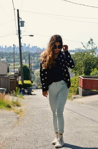 Quale jeans aderenti indossare con sneakers alte bianche: Scegli un giubbotto bomber con stelle blu scuro e jeans aderenti per un look comfy-casual. Sneakers alte bianche sono una validissima scelta per completare il look.