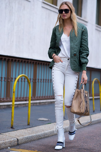 Come indossare e abbinare jeans aderenti con stivaletti: Abbina un giubbotto bomber trapuntato verde scuro con jeans aderenti per essere casual. Stivaletti sono una interessante scelta per completare il look.
