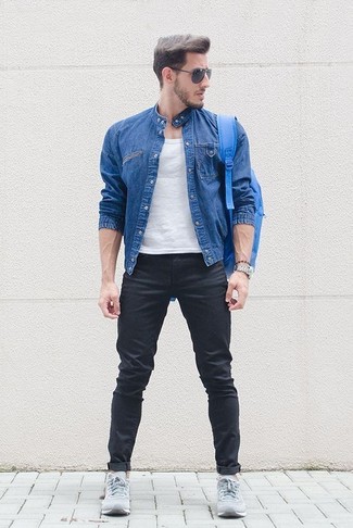 Quale jeans indossare con scarpe sportive grigie: Abbina un giubbotto bomber di jeans blu con jeans per un outfit comodo ma studiato con cura. Opta per un paio di scarpe sportive grigie per un tocco più rilassato.