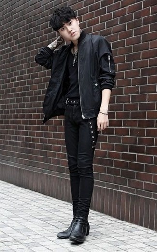 Quale jeans aderenti indossare con una canotta nera in modo casual: Abbina una canotta nera con jeans aderenti per una sensazione di semplicità e spensieratezza. Calza un paio di stivali chelsea in pelle neri per dare un tocco classico al completo.