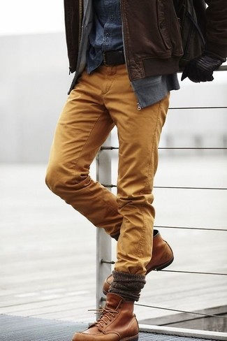Quale camicia di jeans indossare con stivali casual terracotta per un uomo di 30 anni quando fa freddo: Metti una camicia di jeans e chino senapi per un look spensierato e alla moda. Completa il tuo abbigliamento con un paio di stivali casual terracotta.