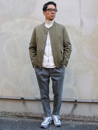 Look alla moda per uomo: Giubbotto bomber verde oliva, Cardigan con zip bianco, T-shirt girocollo bianca, Chino grigi