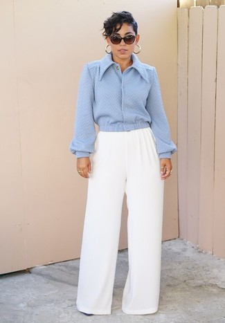 Come indossare e abbinare un giubbotto bomber per una donna di 30 anni in modo smart-casual: Mostra il tuo stile in un giubbotto bomber con pantaloni larghi bianchi per un look trendy e alla mano.