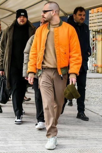 Come indossare e abbinare una giacca arancione quando fa freddo: Prova a combinare una giacca arancione con chino marrone chiaro per un outfit comodo ma studiato con cura. Se non vuoi essere troppo formale, indossa un paio di scarpe sportive bianche.