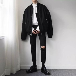 Look alla moda per uomo: Giubbotto bomber nero, Dolcevita bianco, Jeans aderenti strappati neri, Scarpe derby in pelle pesanti nere